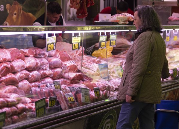 Una mujer comprando en una carnicería. EP / Eduardo Parra