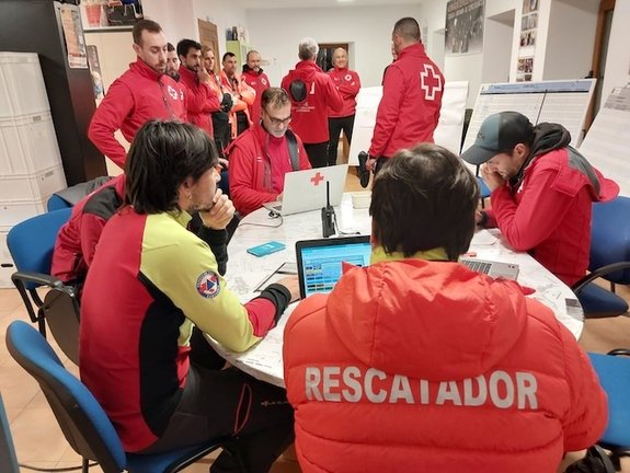 El Gobierno de Cantabria despliega un meticuloso operativo de rescate para salvar a siete espeleólogos atrapados en una cueva de Arredondo. / 112