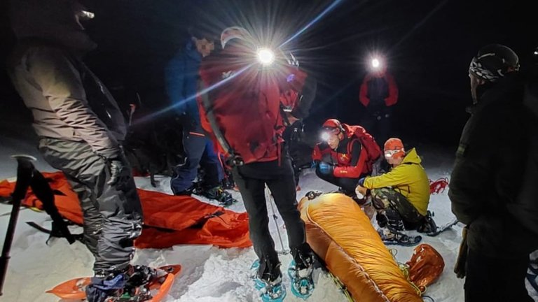 En una operación llena de riesgos en los Picos de Europa, Cantabria, un montañero de 34 años de Murcia es rescatado con signos de hipotermia.