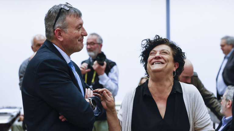El diputado de Junts Josep María Cervera y la diputada de ERC Pilar Vallugera conversan mientras ser ríen. / EFE