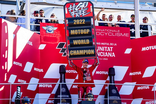 Francesco Bagnaia celebra su título de campeón del mundo de MotoGP en 2023. / GIGI SOLDANO