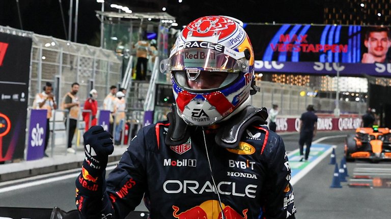El neerlandés Max Verstappen durante la sesión de clasificación del Gran Premio de Fórmula Uno de Arabia Saudí, en el que logró este viernes la pole position./ ALI HAIDER