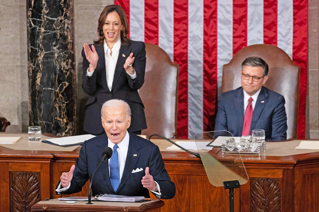 El presidente de EE.UU., Joe Biden (c), pronuncia su discurso sobre el Estado de la Unión. / Michael Reynolds