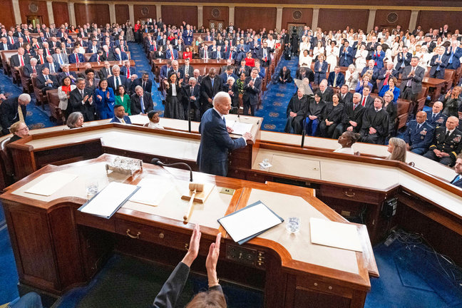 Joe Biden (c) ante el Capitolio de EEUU durante su discurso sobre el Estado de la Unión. / Michael Reynolds