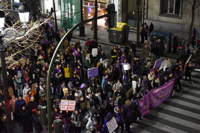 Más de 8.000 personas recorren las calles de Santander para reivindicar la lucha feminista, en el 8M. / EP