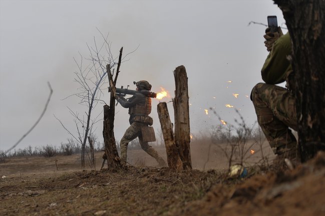 Un soldado ucraniano dispara en la región del Donestsk. EP / Madeleine Kelly