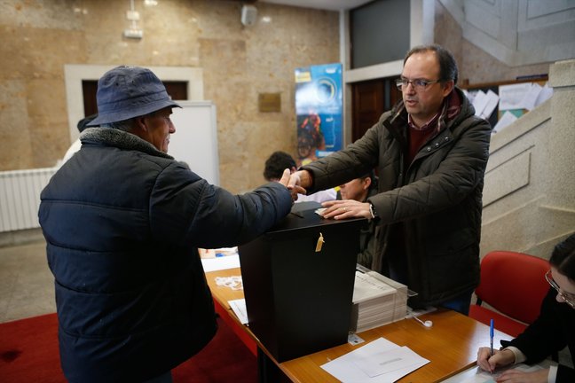 Un hombre ejerce su derecho a voto durante las votaciones a las elecciones parlamentarias de Portugal. EP / Carlos Castro