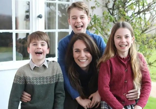 La imagen de la princesa Catalina junto a sus tres hijos. The Prince and Princess of Wales 'X'