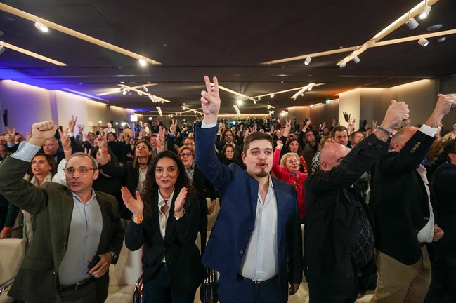 Lisboa (Portugal).- Los partidarios de la coalición Alianza Democrática (AD) animan los primeros resultados de las elecciones legislativas de 2024 en la sede de AD en Lisboa, Portugal, 10 de marzo de 2024. EFE/EPA/TIAGO PETINGA
