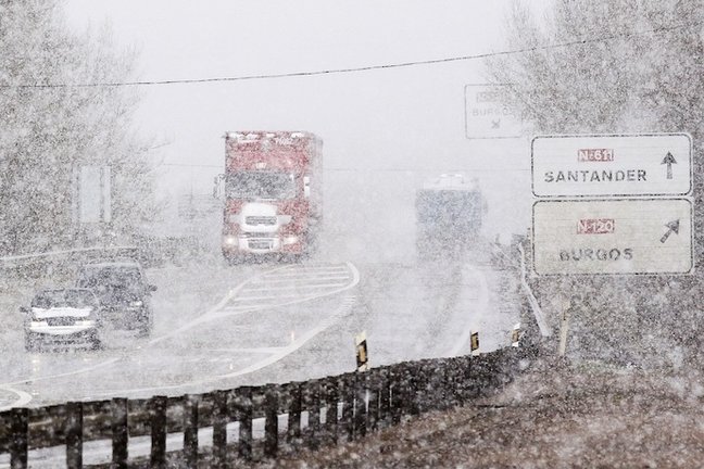 PAL01. OSORNO (PALENCIA), 05/03/09.- Camiones y turismos circulan hoy por la N-611(Palencia-Cantabria) bajo una intensa nevada. EFE/Br·gimo