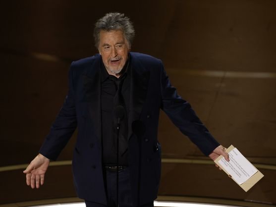 Al Pacino se hace un lío con 'Oppenheimer' y el premio a mejor película. / CAROLINE BREHMAN