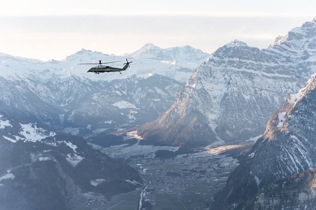 Un helicóptero sobrevuela los Alpes suizos. / EP