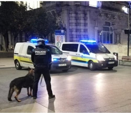 Un agente de la Policía Local de Santander frente al Ayuntamiento. / Alerta