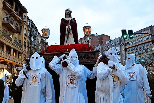 Fieles y devotos participan en la solemne procesión del Viernes Santo en Santander, 2019, una tradición que une a la comunidad en reflexión y espiritualidad, marcando uno de los momentos más emblemáticos de la Semana Santa en la ciudad.