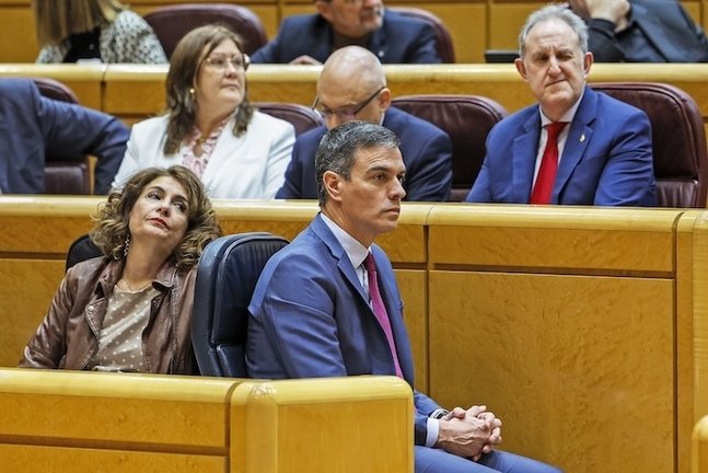 El presidente del Gobierno, Pedro Sánchez (d), y la vicepresidenta María Jesús Montero en la sesión de control este martes en el Senado. EFE/ Mariscal