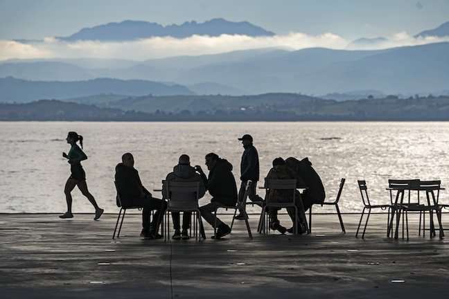Varias personas disfrutan en la terraza de un bar en Santander. EFE/ROMÁN G. AGUILERA