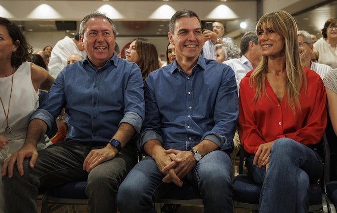 En una imagen de archivo, Espadas se sitúa a la izquierda, acompañado por Pedro Sánchez y Begoña Gómez, en un evento en Granada el 07/10/2023. Una representación de la unidad y colaboración dentro del partido. Firma: ÁLEX CÁMARA-EUROPA PRESS