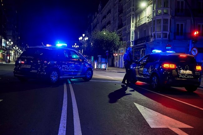 Dos coches de Policía Nacional circulan por la calle Calvo Sotelo. / Juan Manuel Serrano Arce / Europa Press