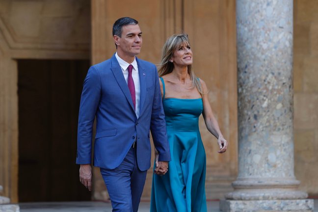 El presidente del Gobierno en funciones, Pedro Sánchez, junto a su mujer, Begoña Gómez. / Alex Cámara
