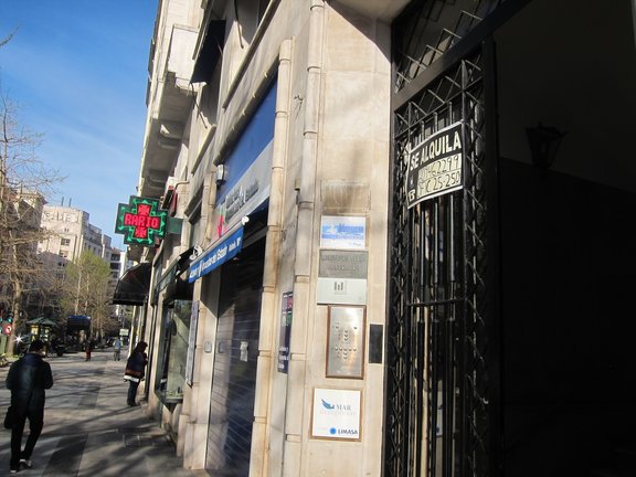 Un cartel de "se alquila" en el portal de un edificio en Santander. EP / Archivo