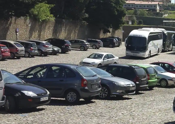 Vehículos aparcados en uno de los parkings de Santillana del Mar. / Alerta