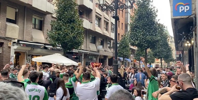Los aficionados en las plazas de Oviedo en la previa del partido. / Twitter
