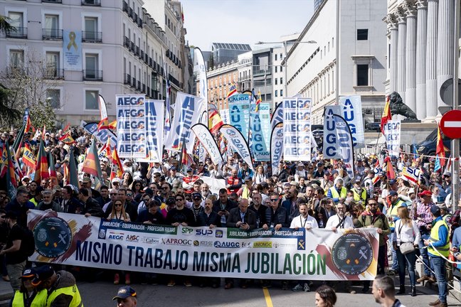 Cientos de personas durante una manifestación de guardias civiles y policías, desde la Plaza de España al Congreso de los Diputados. EP / A. Pérez Meca