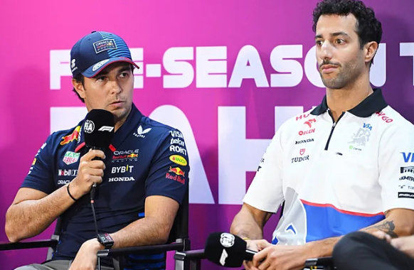 Checo Pérez habla en rueda de prensa, con Ricciardo a su lado./ RED BULL