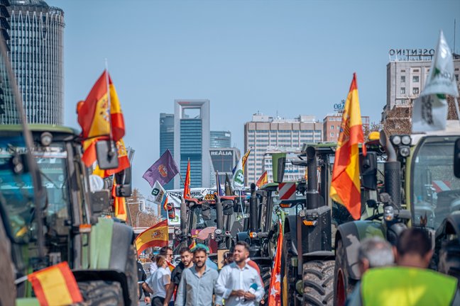 Varios tractores durante una nueva jornada de protestas de agricultores y ganaderos,. EP / Gabriel Luengas
