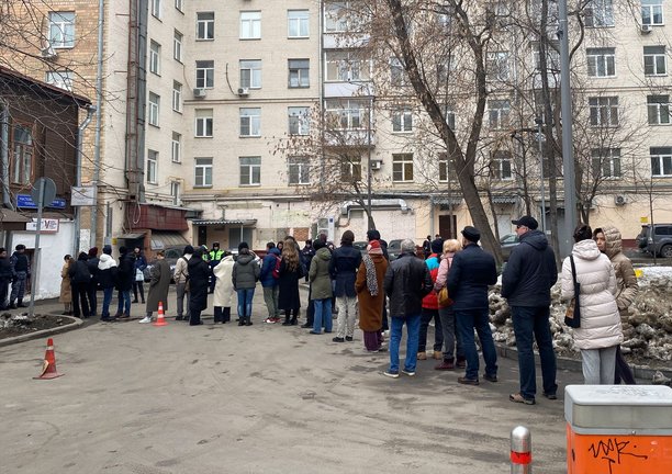 Decenas de personas en un centro electoral en Rusia. EP