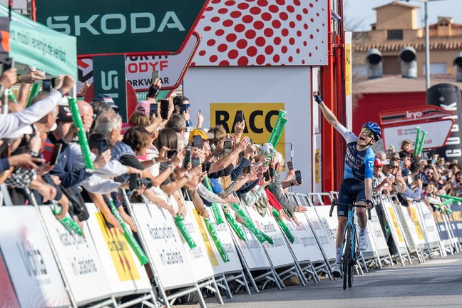 El ciclista Nick Schultz ha ganado este lunes la primera etapa de la 103ª Volta a Catalunya, con salida y final en Sant Feliu de Guíxols y 173,9 kilómetros de recorrido. / Volta a Catalunya