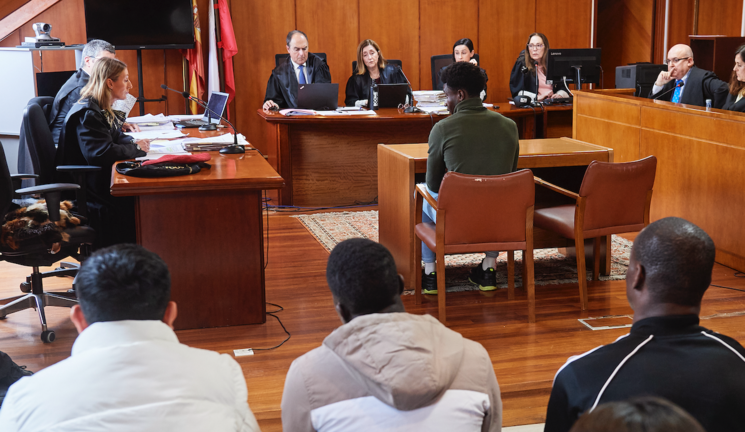 Los acusados durante el juicio por una violación grupal en Santander en 2022, en la Audiencia Provincial. / César Ortiz