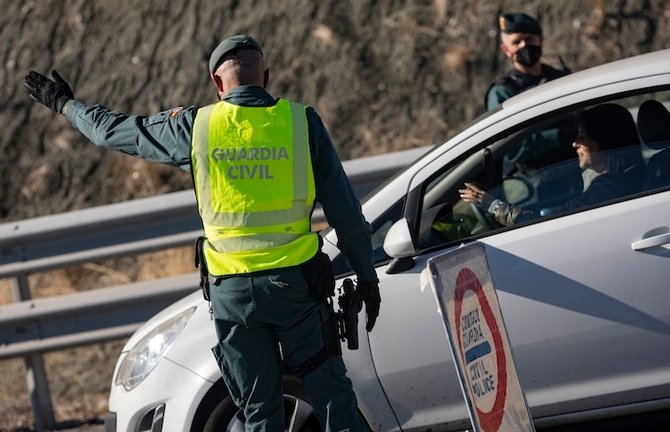 Agentes de la Guardia Civil realizan un control de movilidad en la autovía A42, a la altura de Illescas, Toledo, Castilla-La Mancha (España), a 30 de octubre de 2020.  
Firma: Eduardo Parra / Europa Press