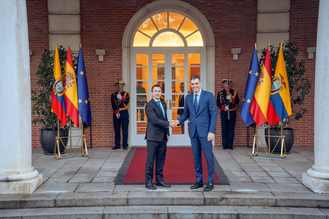 El presidente del gobierno, Pedro Sánchez, y el presidente de la República de Ecuador, Daniel Noboa Azín, se saludan antes de su reunión. / Gabriel Luengas