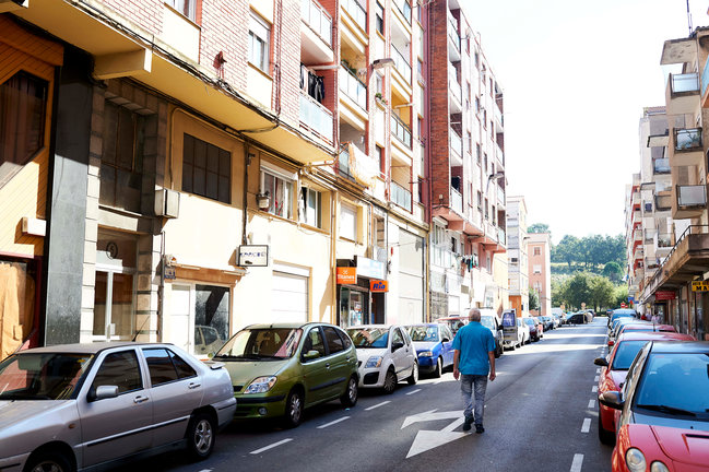 Transeúntes pasean por las calles del barrio La Inmobiliaria de Torrelavega. / Alerta