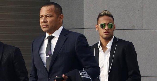 Neymar y su padre saliendo de la Audiencia Nacional. / EFE