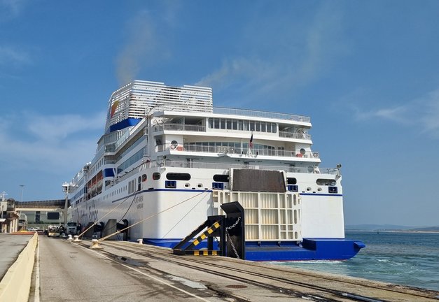 El buque Pont Aven recaló ayer en el puerto de Santander. / Alerta
