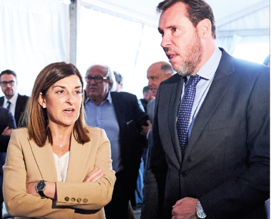 La presidenta de Cantabria, María José Sáenz de Buruaga (i), y el ministro de Transportes y Movilidad Sostenible, Óscar Puente. / alerta