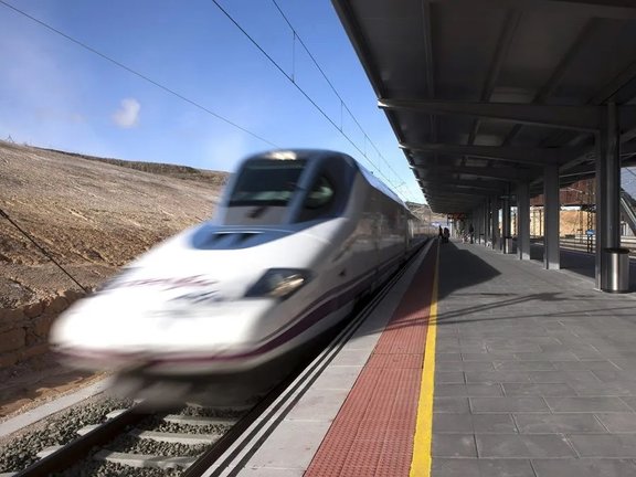 Un tren de alta velocidad (AVE) en una imagen de archivo. EFE/Santiago Torralba