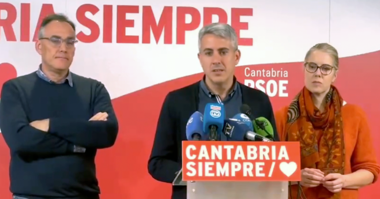 El portavoz del PSOE regional, Pablo Zuloaga durante la rueda de prensa. / A.E.