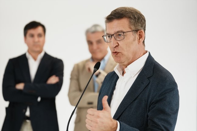 El presidente del PP, Alberto Núñez Feijóo, interviene durante su visita a la empresa Teknia Bilbao. EP / H. Bilbao