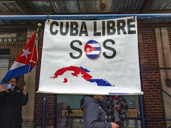 Un cartel que reza "Cuba libre, SOS". EP / Milo Hess