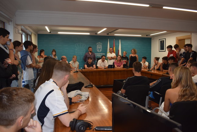 Encuentro entre el Ayuntamiento de Piélagos y jóvenes del municipio. / Alerta