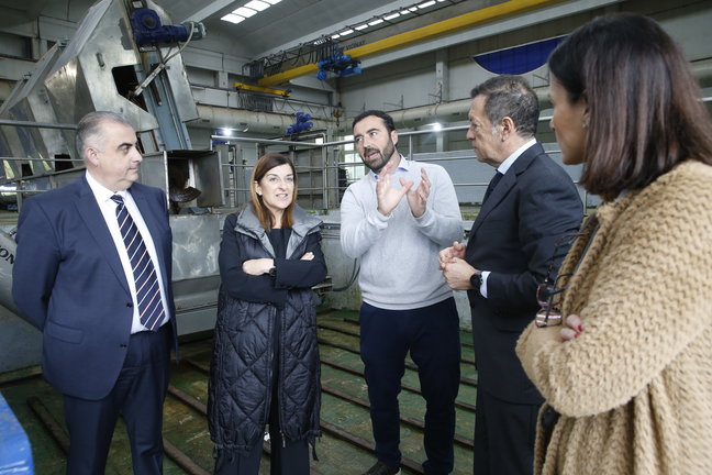 La presidenta de Cantabria visitó ayer las instalaciones. / Alerta