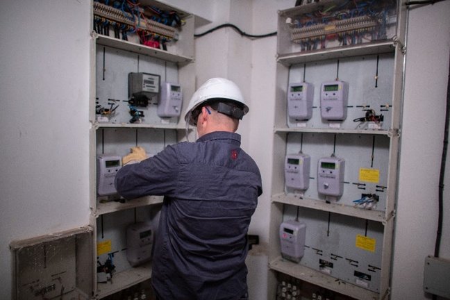 Un operario revisa varios contadores eléctricos de la luz ante la sospecha de un enganche ilegal. / EP