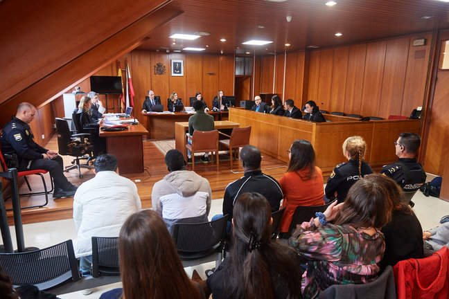 Los acusados durante un juicio por una violación grupal en Santander en 2022. / EP