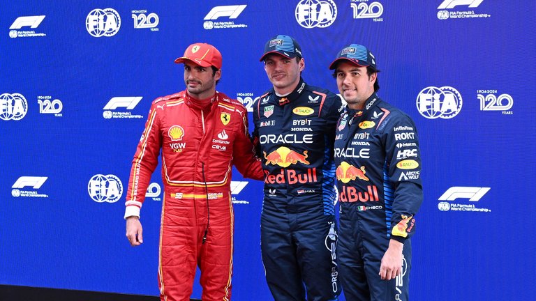 El español Carlos Sainz (Ferrari), el neerlandés Max Verstappen (Red Bull), líder del Mundial de Fórmula Uno, y el mexicano Sergio Pérez, después de la calificación para el Gran Premio de Australia. / JOEL CARRETT