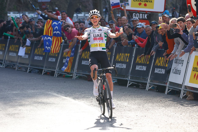 El esloveno Tadej Pogacar tras imponerse vencedor de la quinta etapa de la Volta Ciclista a Cataluña disputada este sábado. / Quique García