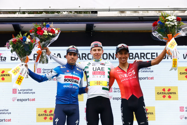 Tadej Pogacar (c), ganador de séptima y última etapa de la Volta Ciclista a Cataluña y de la competición, posa en el podio con Mikel Landa (i) y con Egan Bernal, segundo y tercer clasificado, respectivamente, en Barcelona. / Quique Garcia