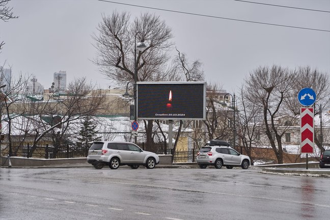 Una pantalla con una vela por las víctimas del atentado en Rusia. EP / Guo Feizhou